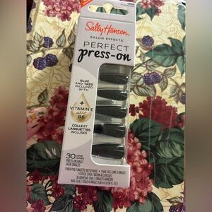 Press ons with glue and tabs, never opened. Onyx black